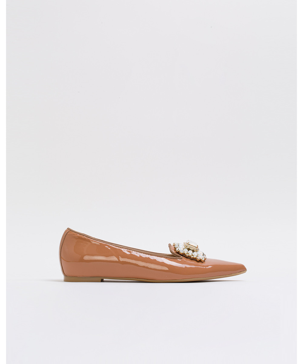 tan pointed shoes